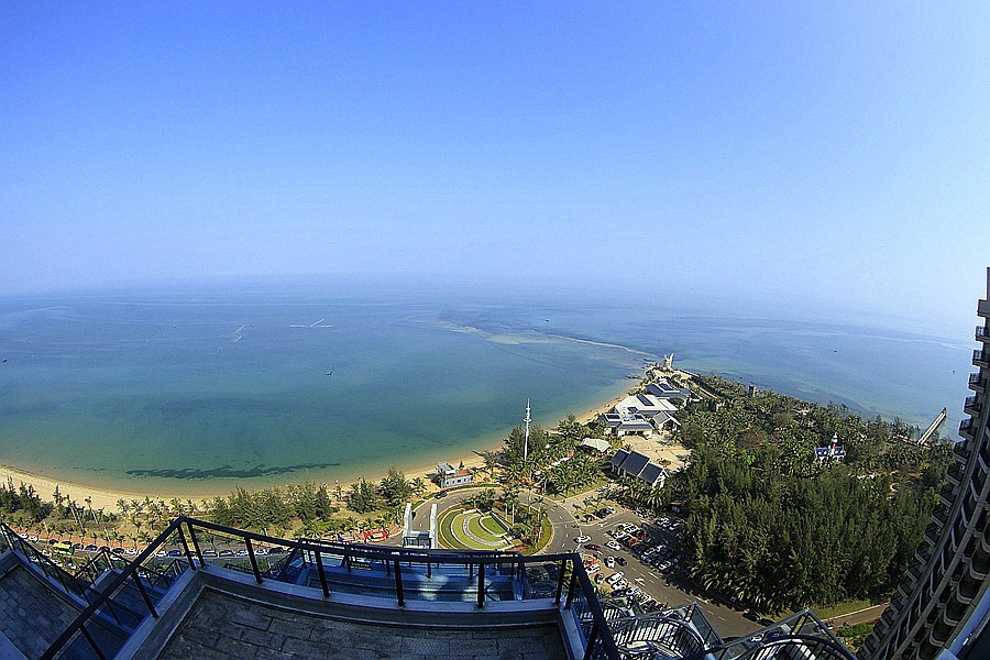《不老松：忆海南游记》21.02.15在海景最高层，仰、平、俯三种角度，鱼眼镜下的解放公