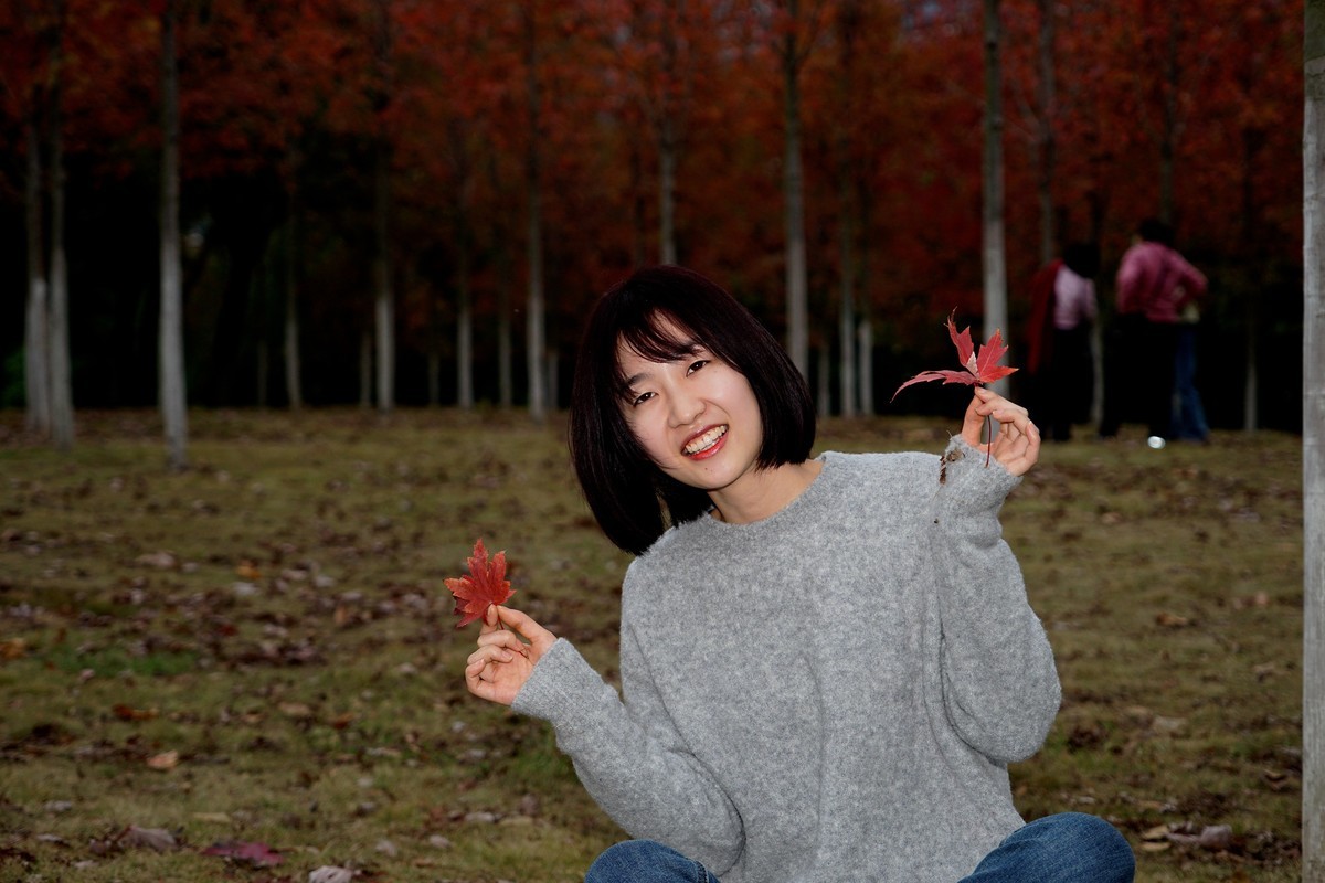 环境人像---深秋枫林中的美女！