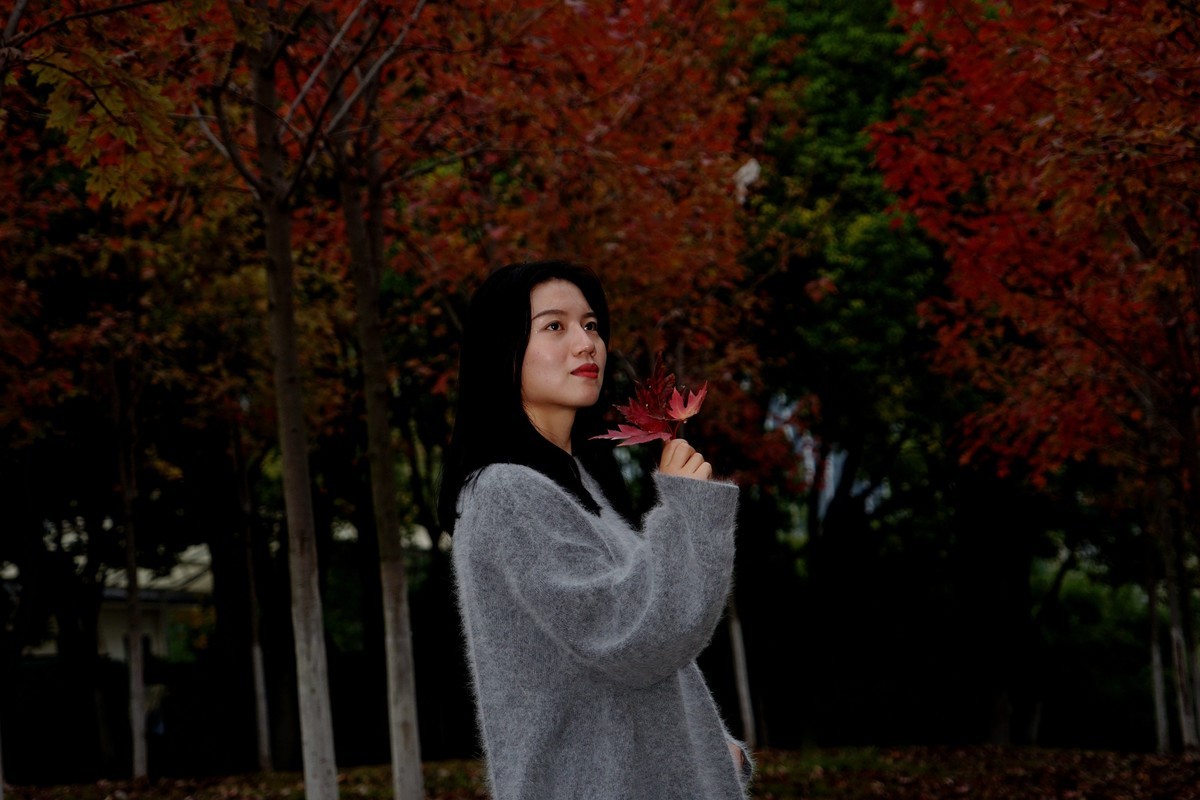 环境人像---深秋枫林中的美女！