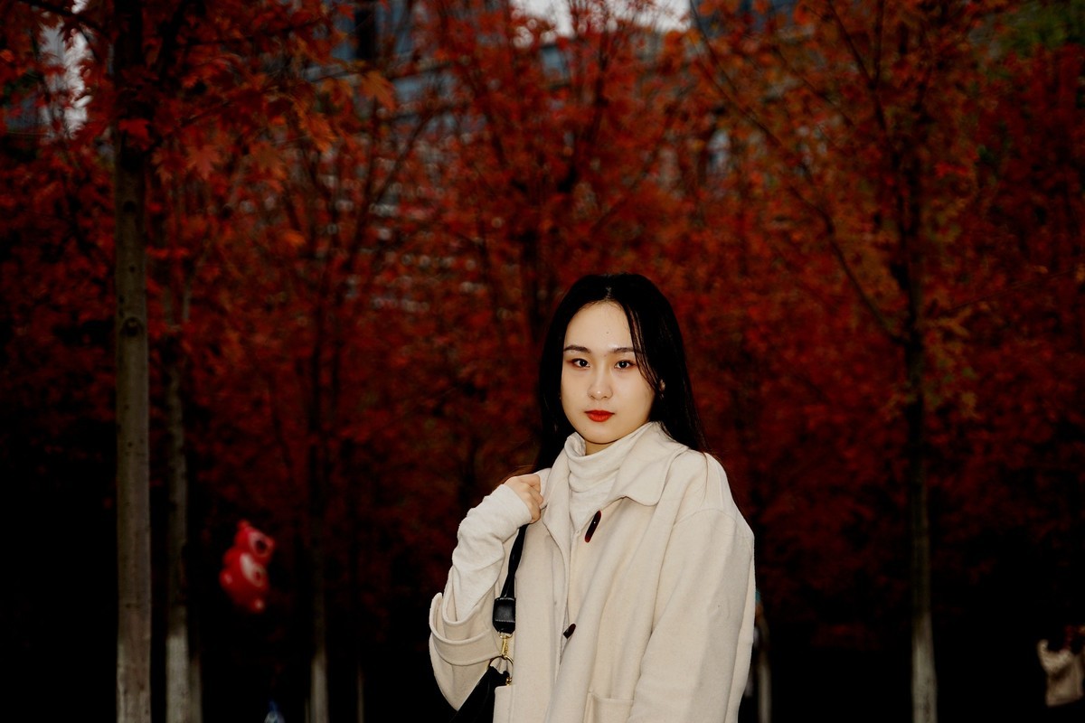 环境人像---深秋枫林中的美女！