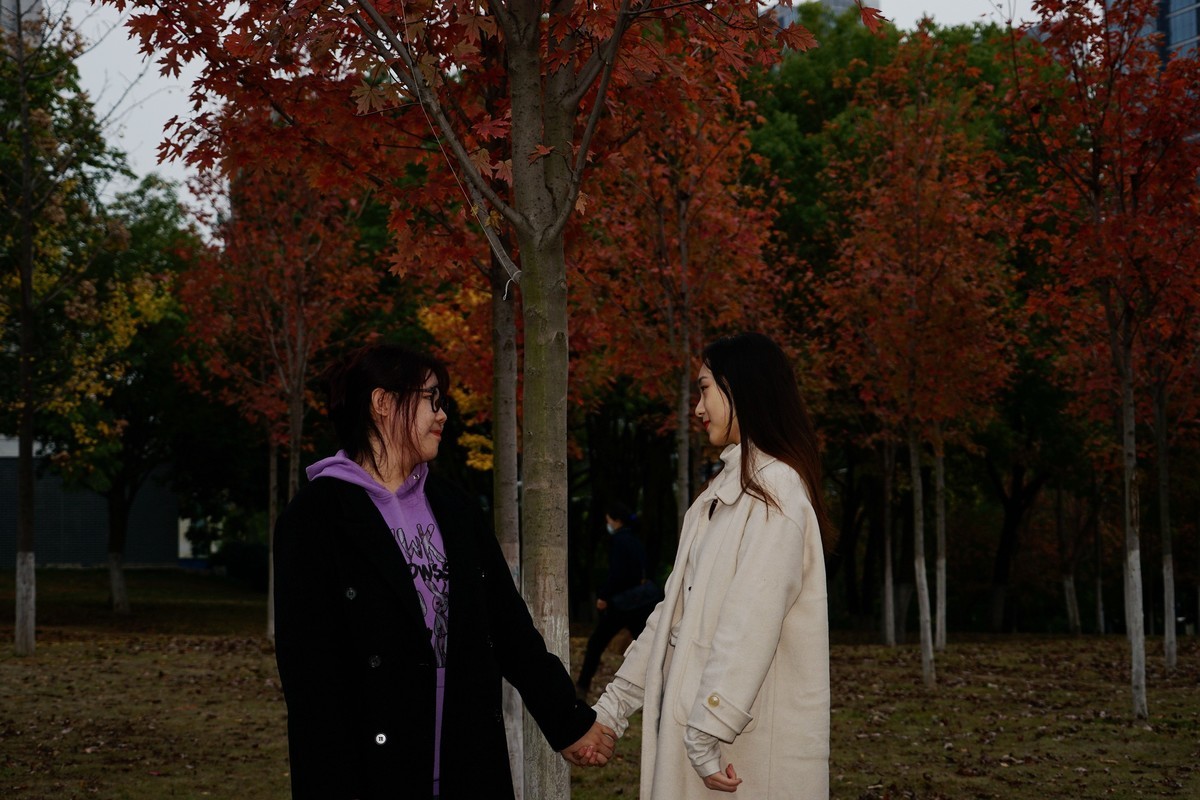 环境人像---深秋枫林中的美女！