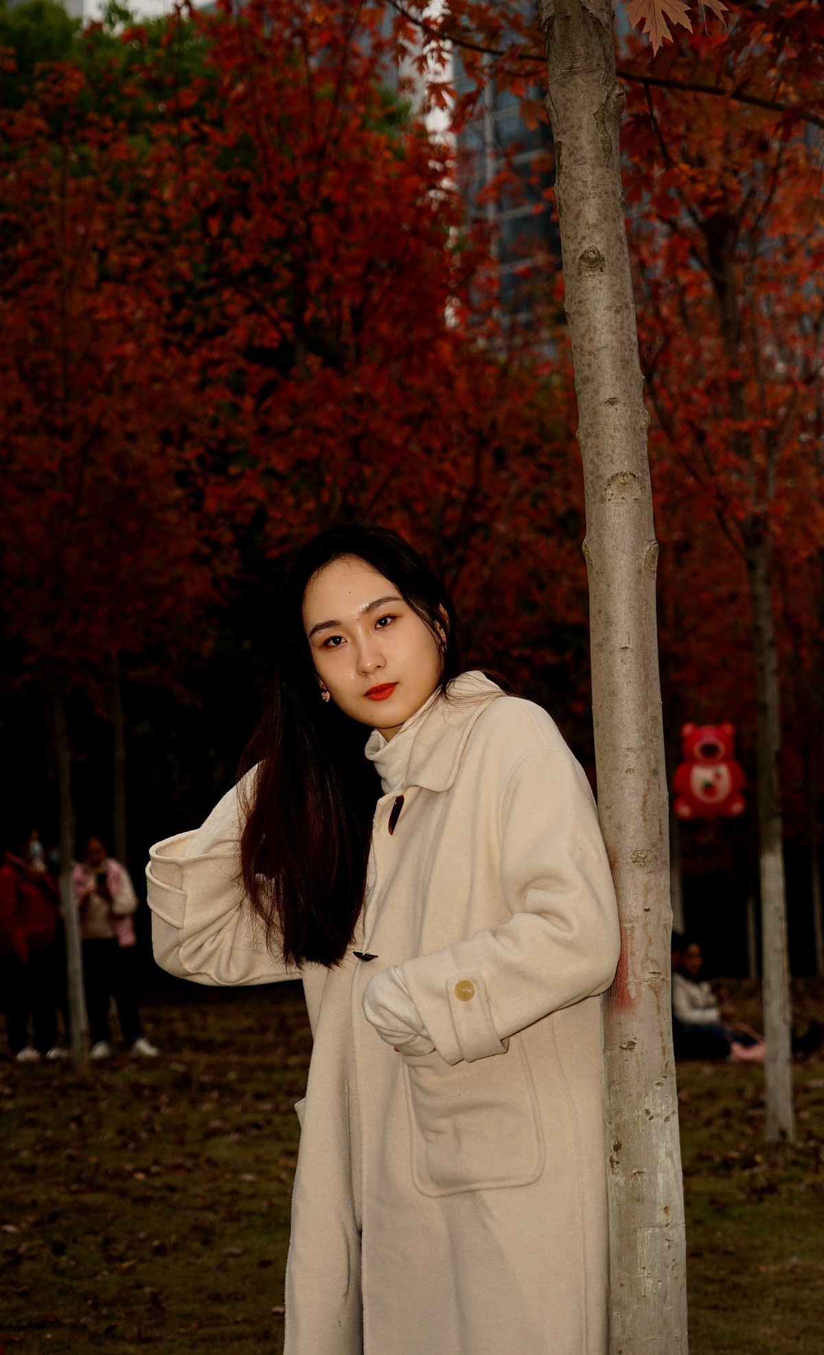 环境人像---深秋枫林中的美女！