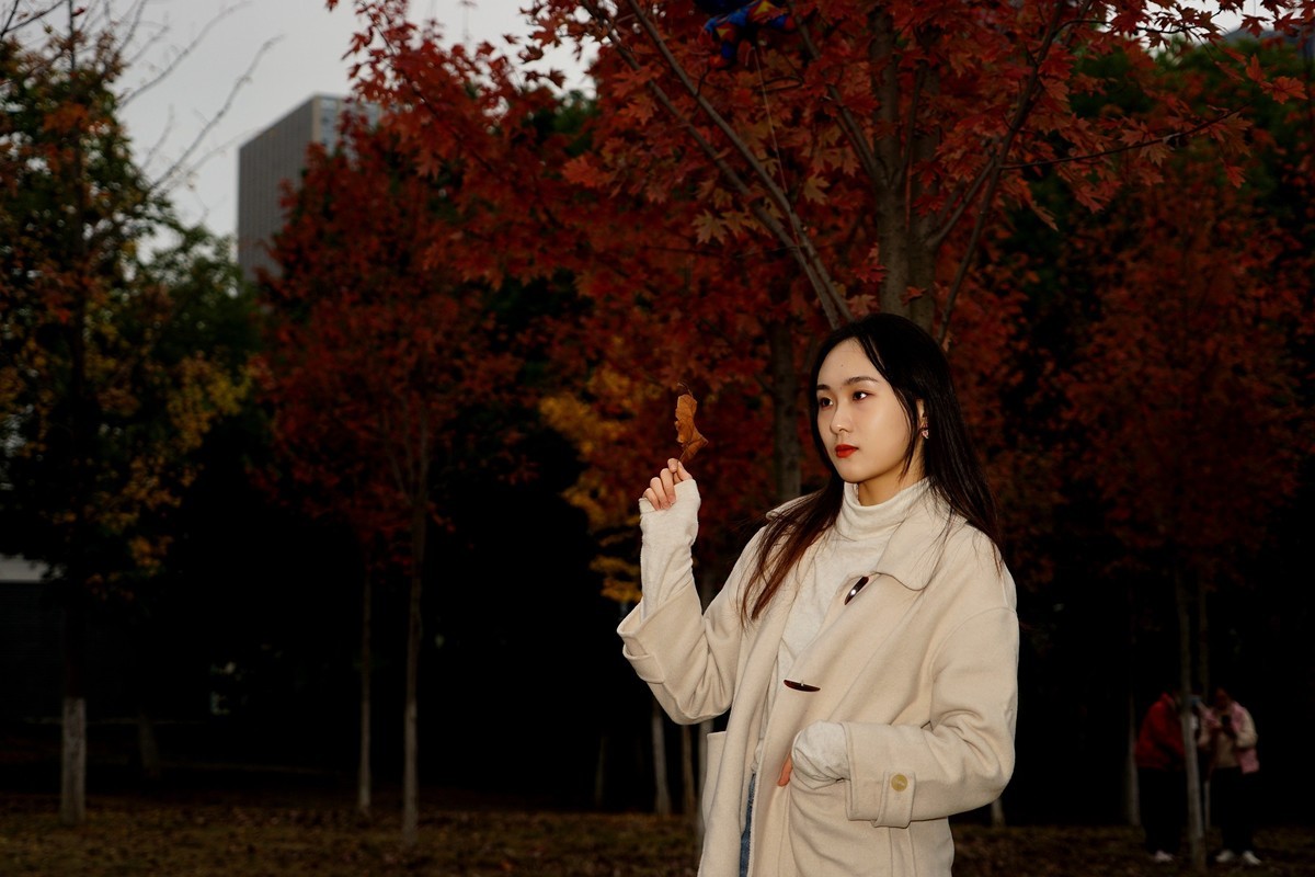 环境人像---深秋枫林中的美女！