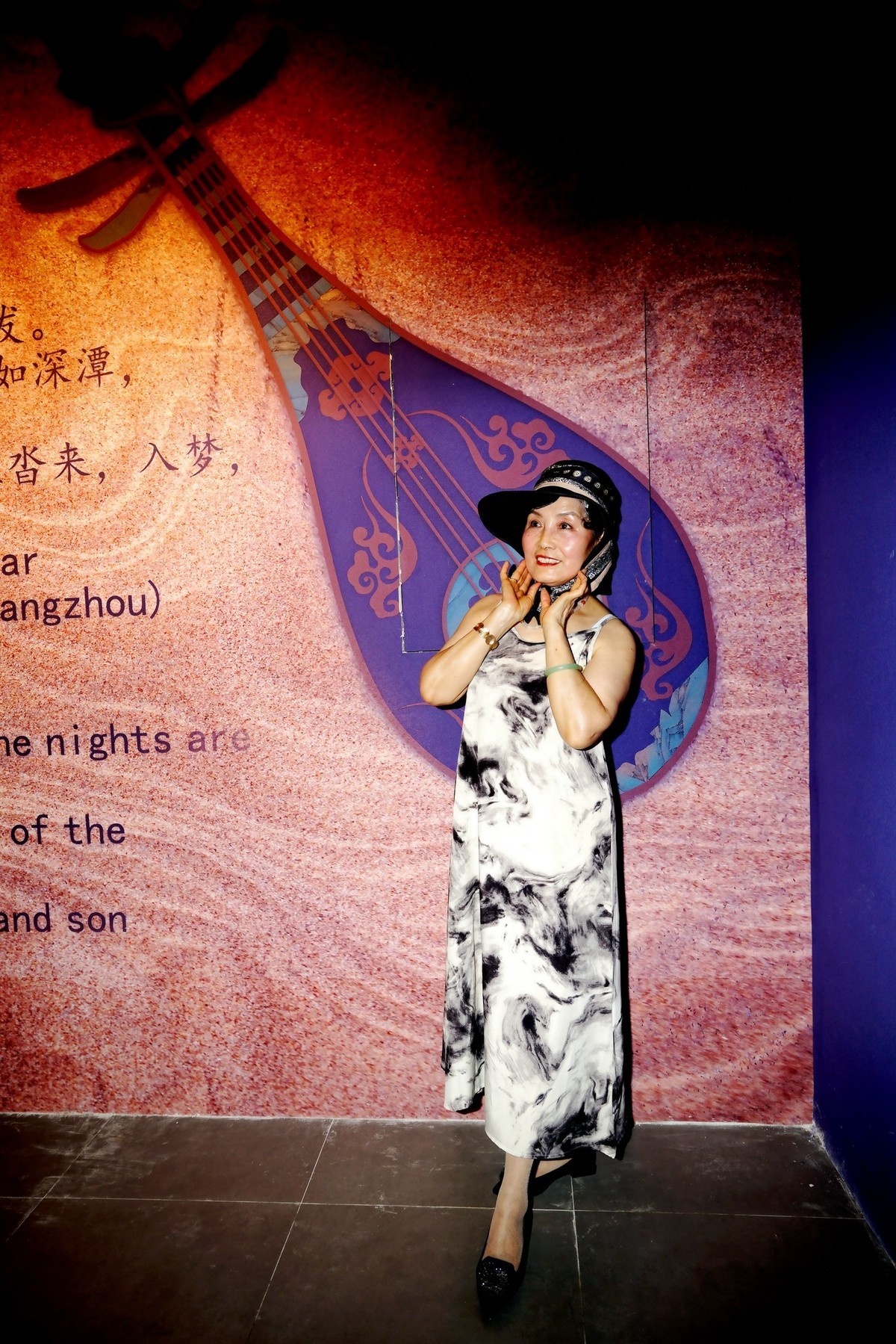 汉街万达商场休闲的佩佩美女！