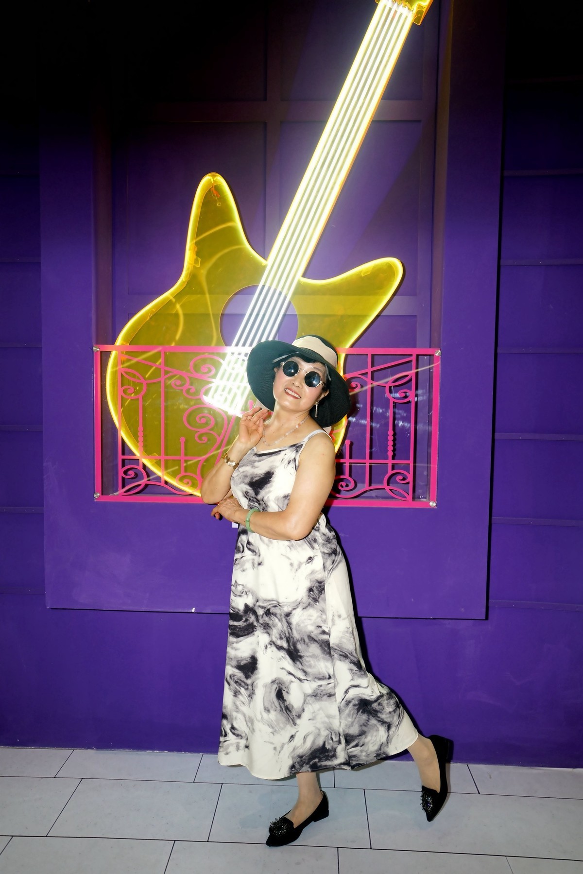 汉街万达商场休闲的佩佩美女！