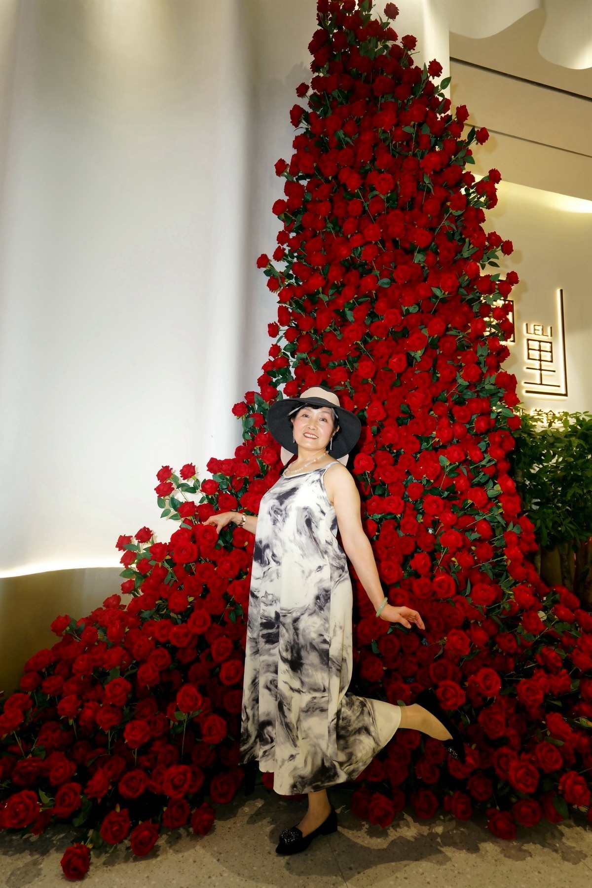 汉街万达商场休闲的佩佩美女！