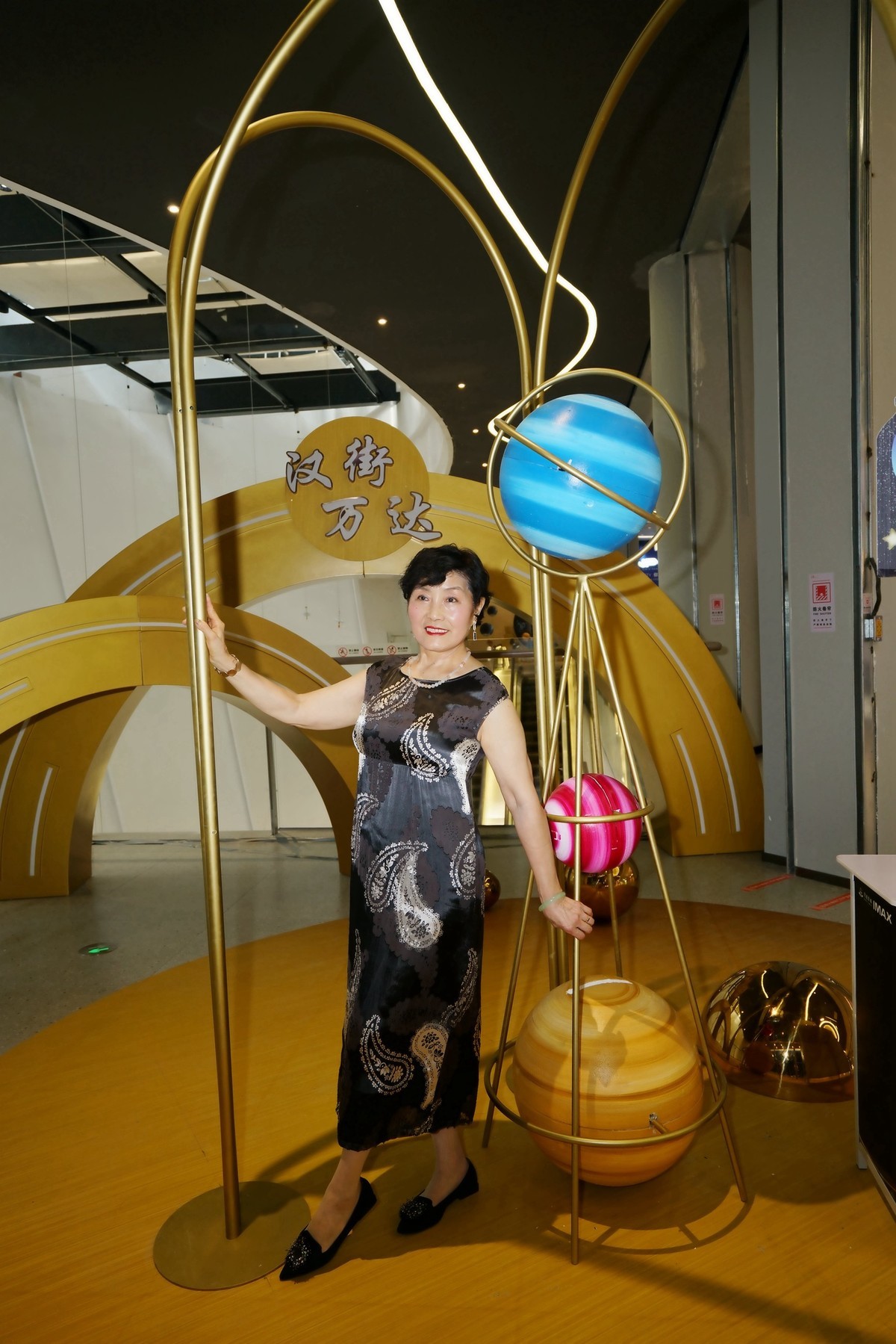 汉街万达商场休闲的佩佩美女！