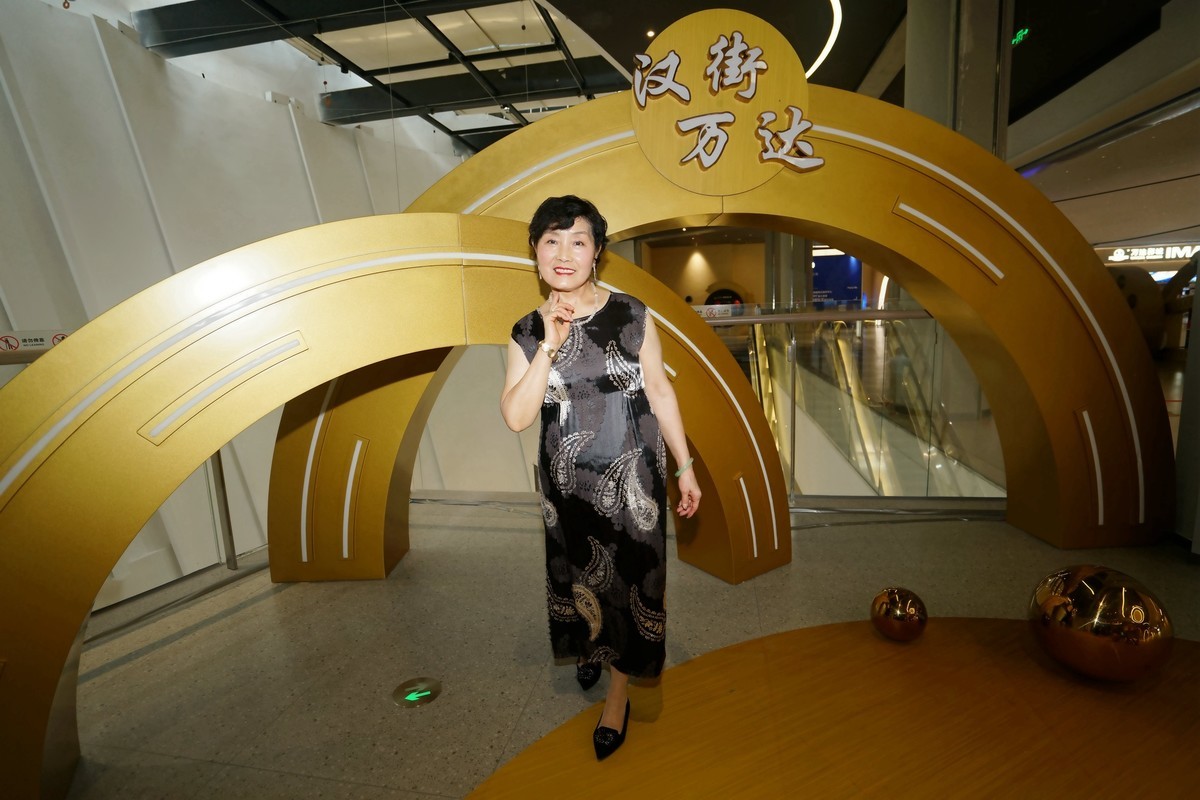 汉街万达商场休闲的佩佩美女！