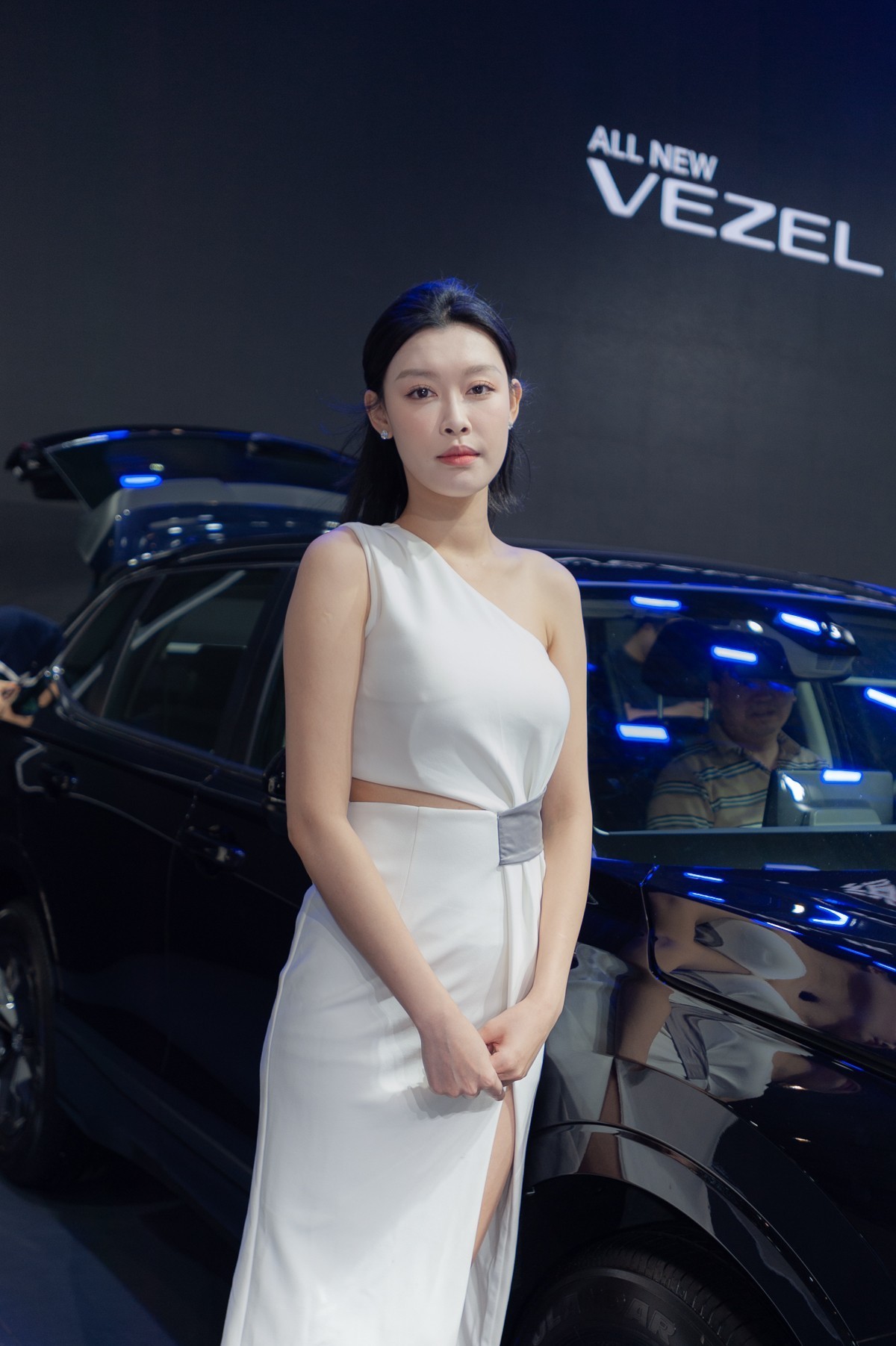 觉得这个广角拍摄人像有点变形