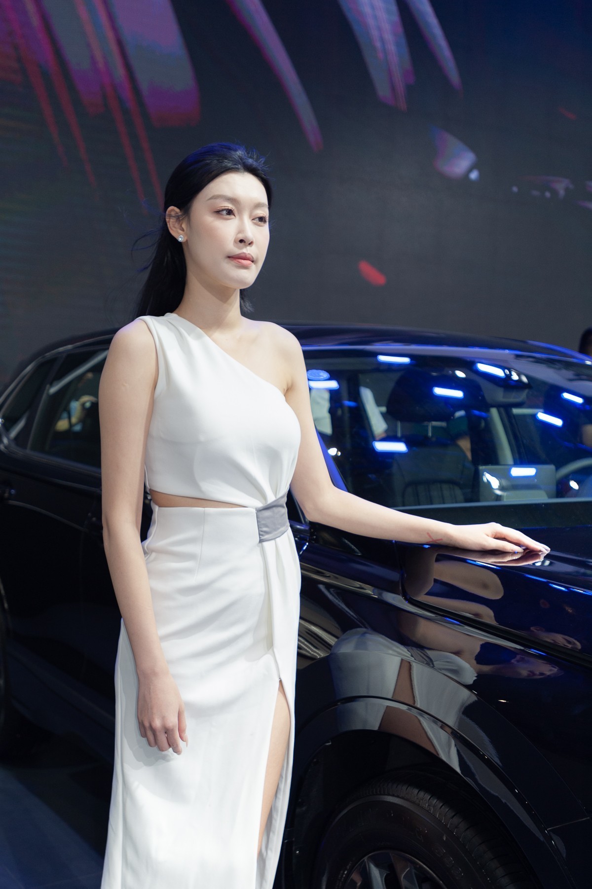 觉得这个广角拍摄人像有点变形