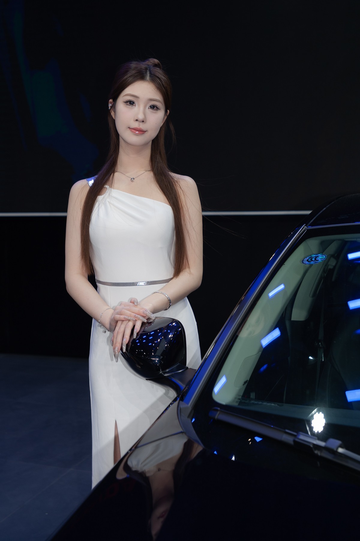 觉得这个广角拍摄人像有点变形