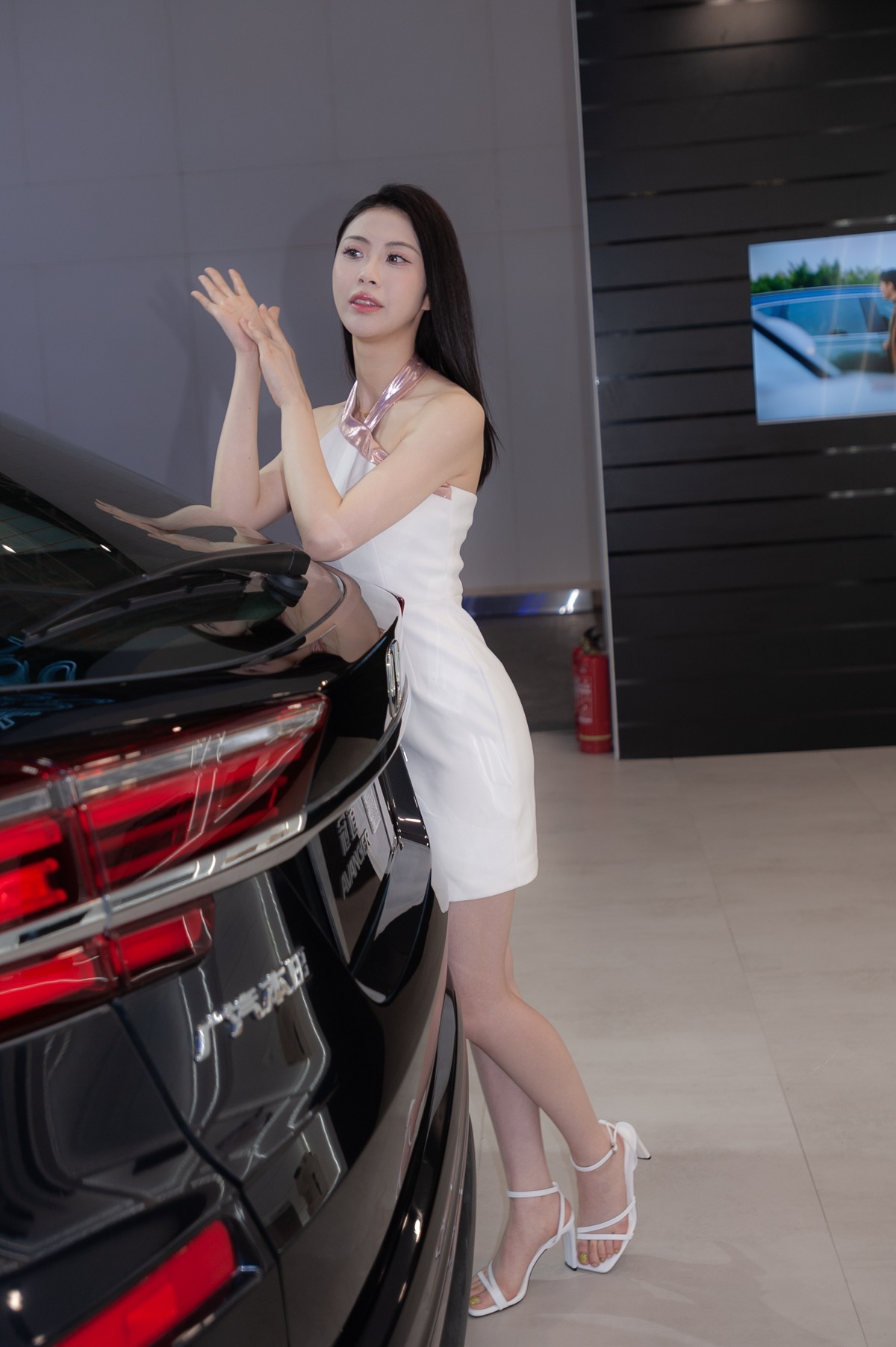 觉得这个广角拍摄人像有点变形