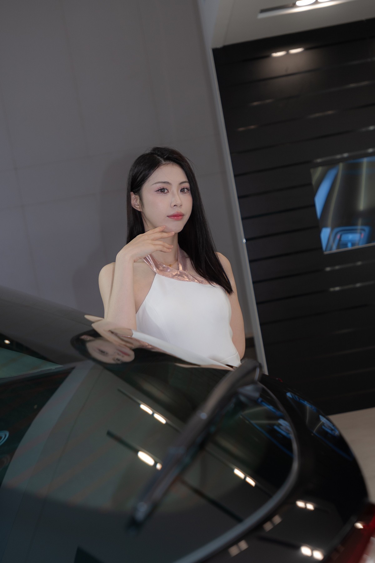 觉得这个广角拍摄人像有点变形