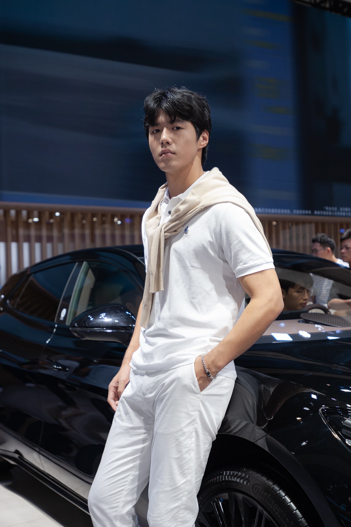 觉得这个广角拍摄人像有点变形