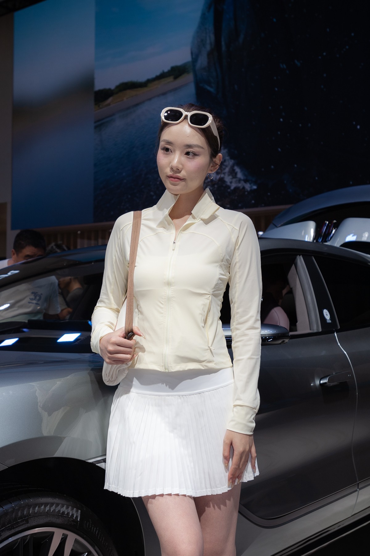 觉得这个广角拍摄人像有点变形