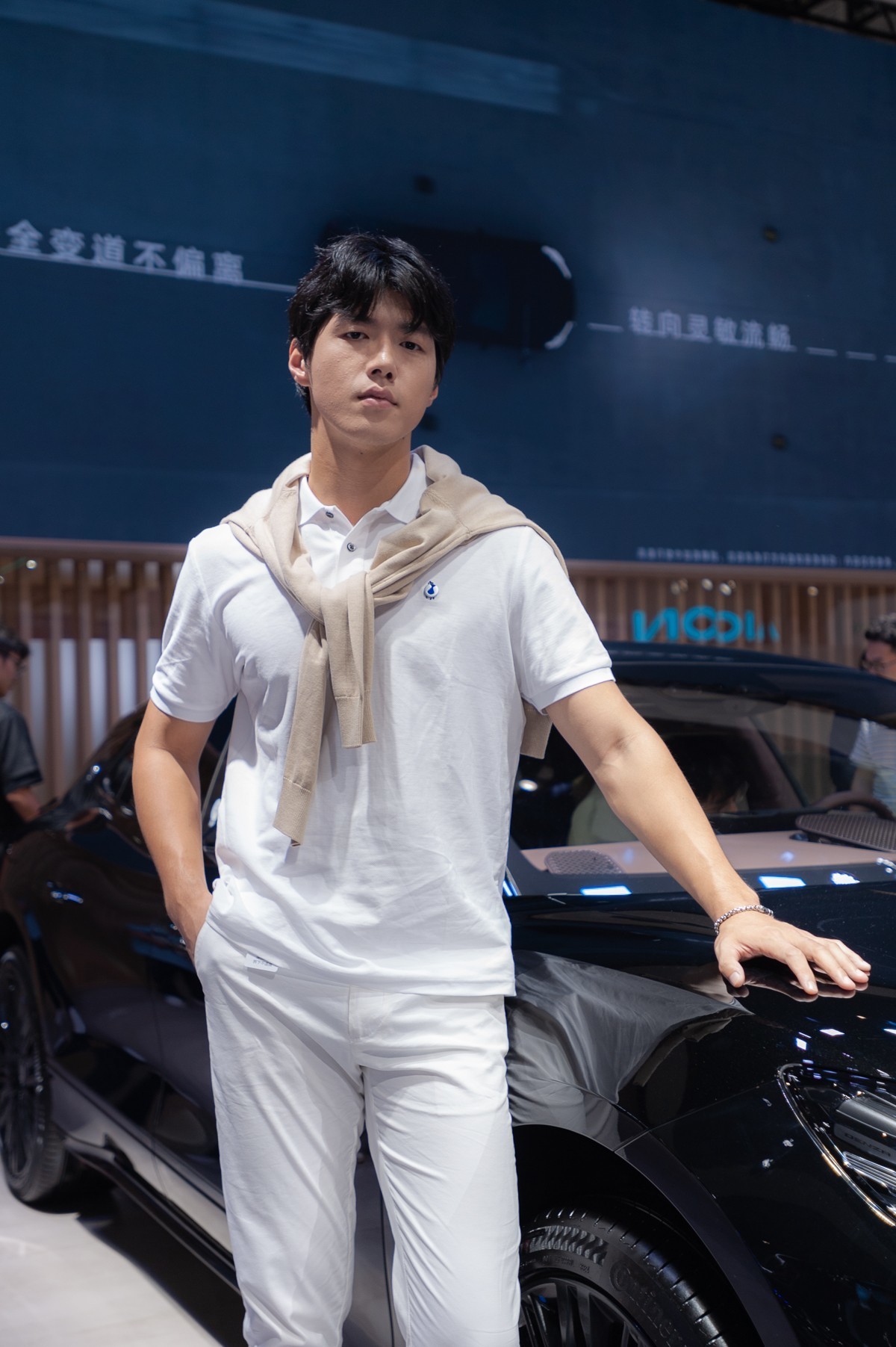 觉得这个广角拍摄人像有点变形