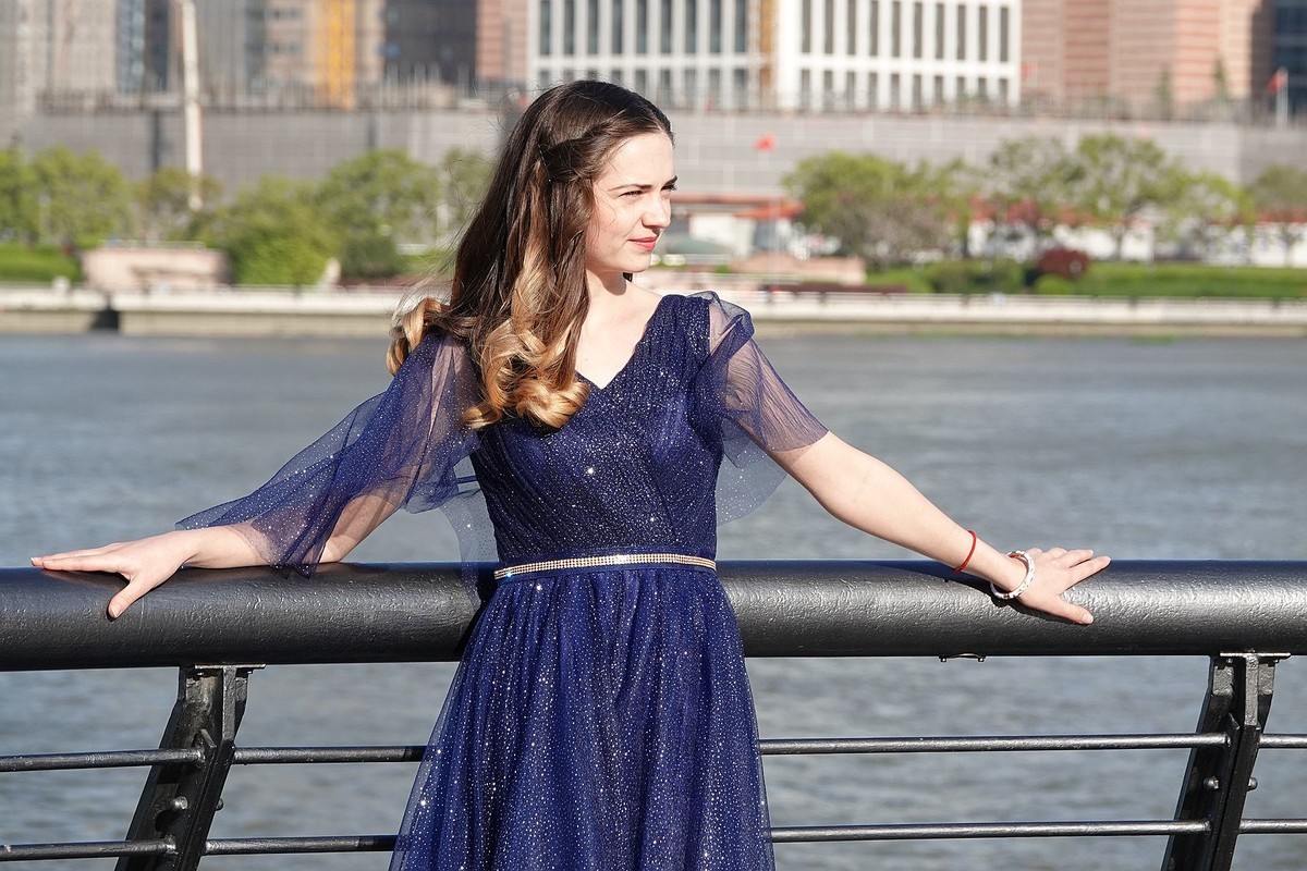 外滩拍美女老外