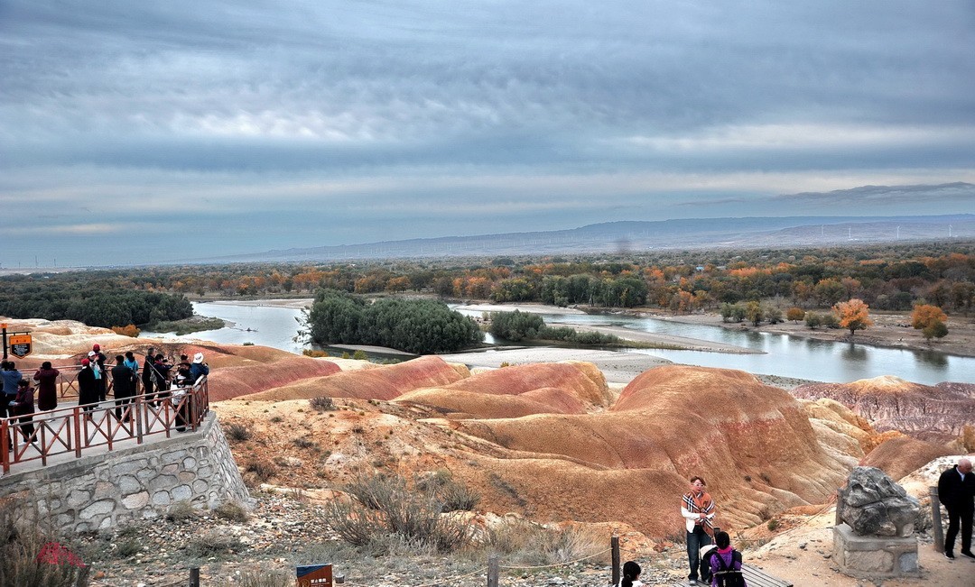 新疆最美雅丹地貌|五彩滩       周鸣天