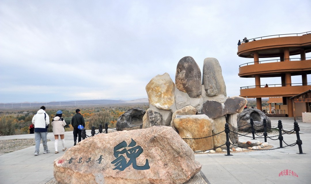 新疆最美雅丹地貌|五彩滩       周鸣天