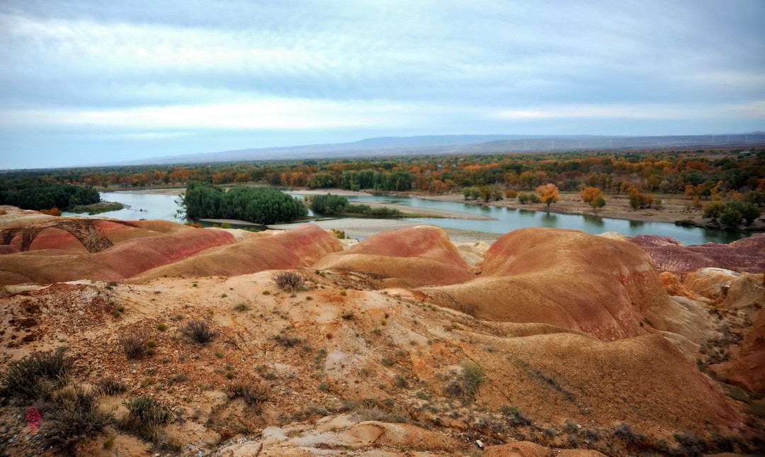 新疆最美雅丹地貌|五彩滩       周鸣天