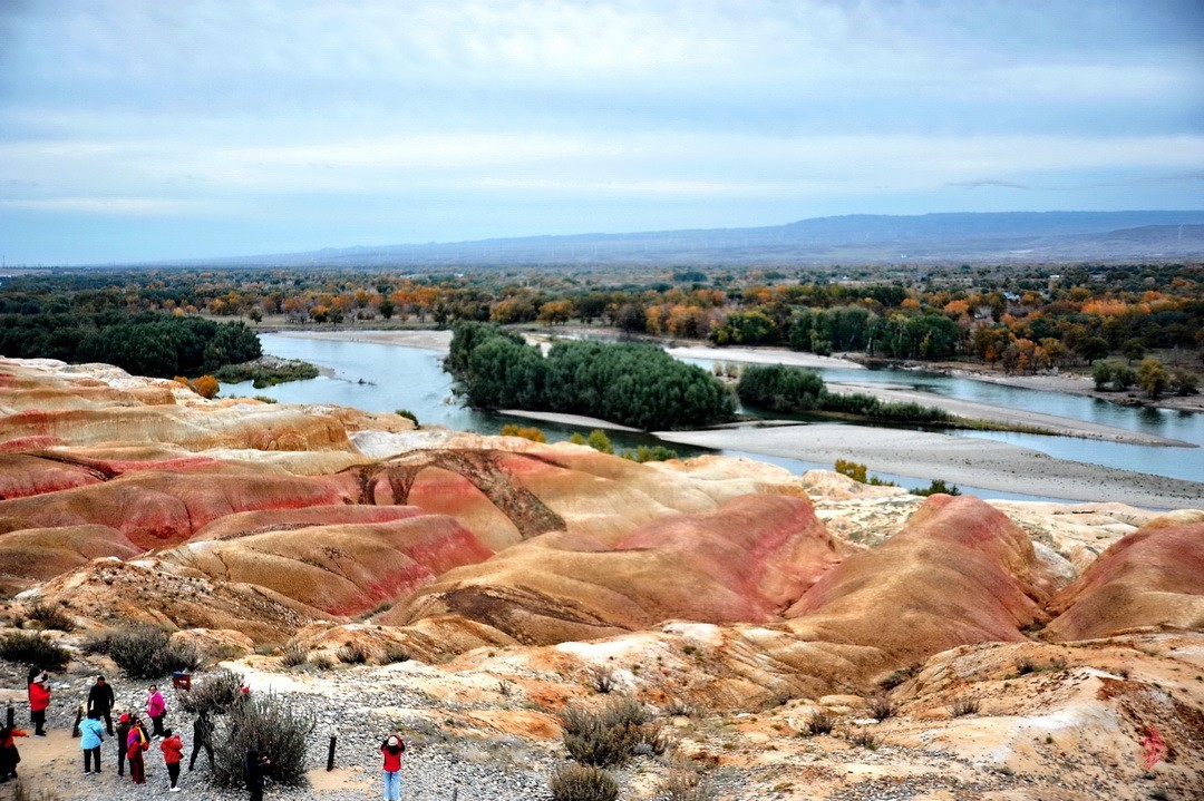 新疆最美雅丹地貌|五彩滩       周鸣天