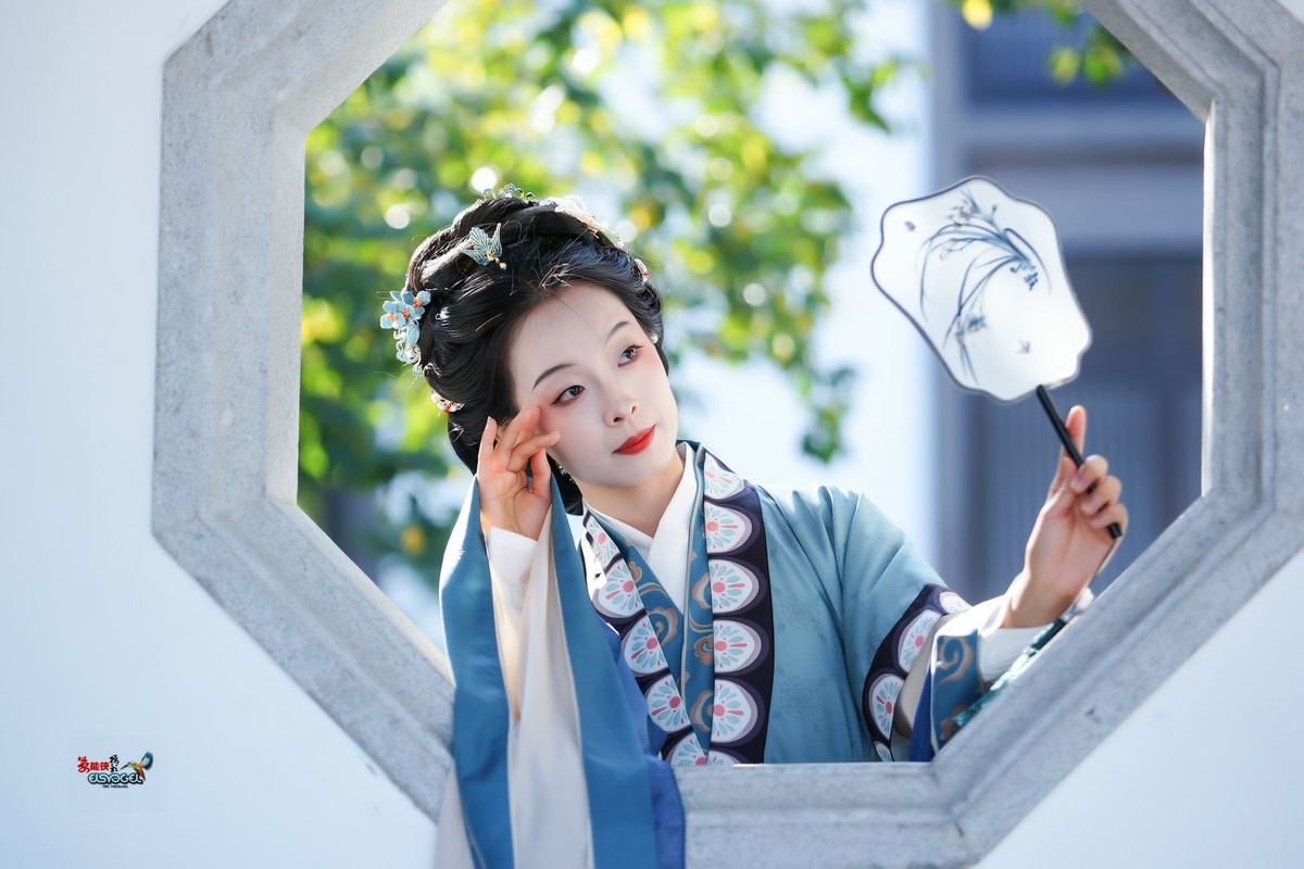 【美人探窗】---思琪