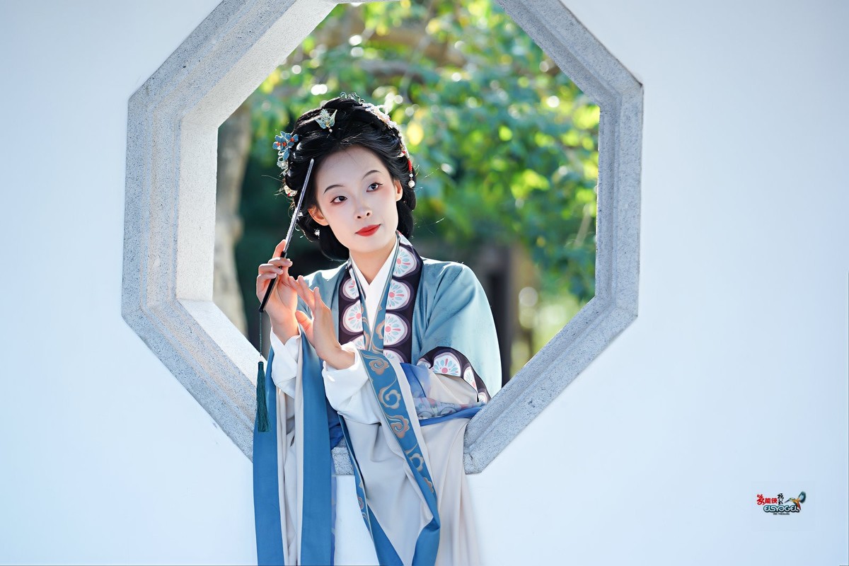 【美人探窗】---思琪