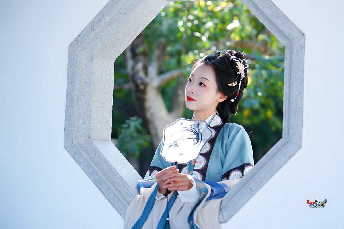 【美人探窗】---思琪