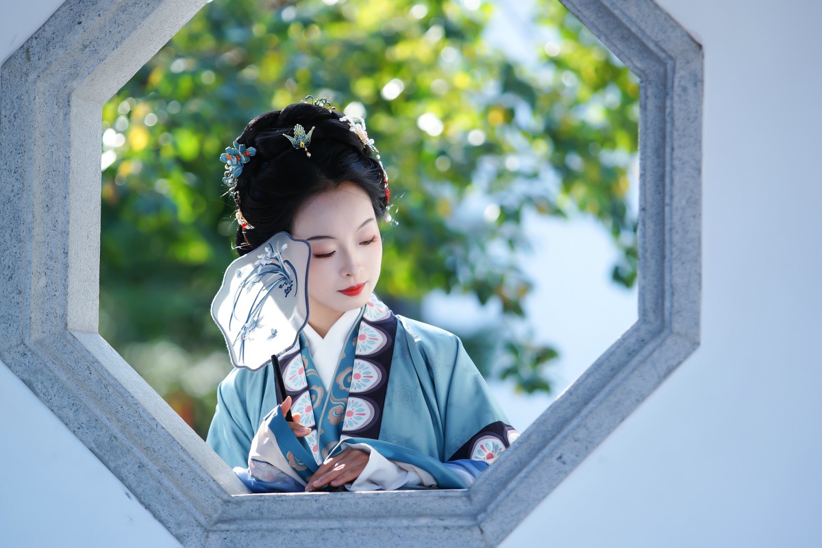 【美人探窗】---思琪