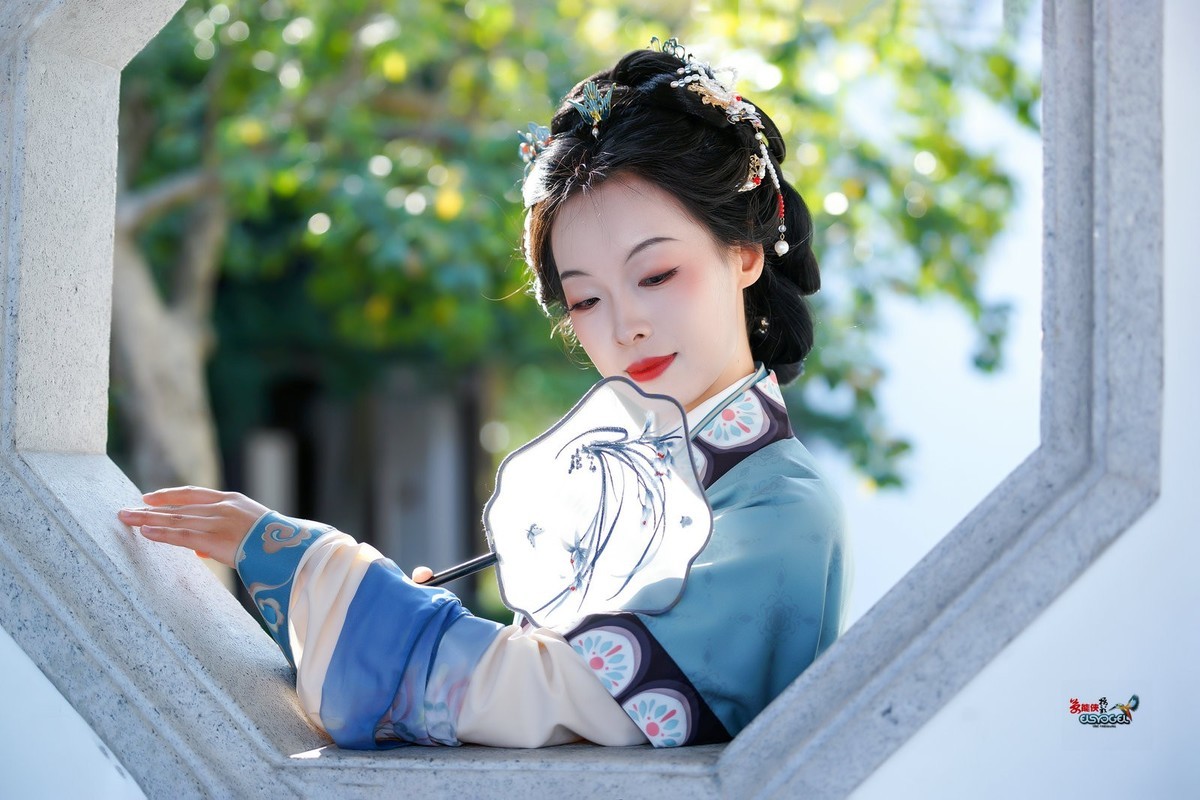 【美人探窗】---思琪