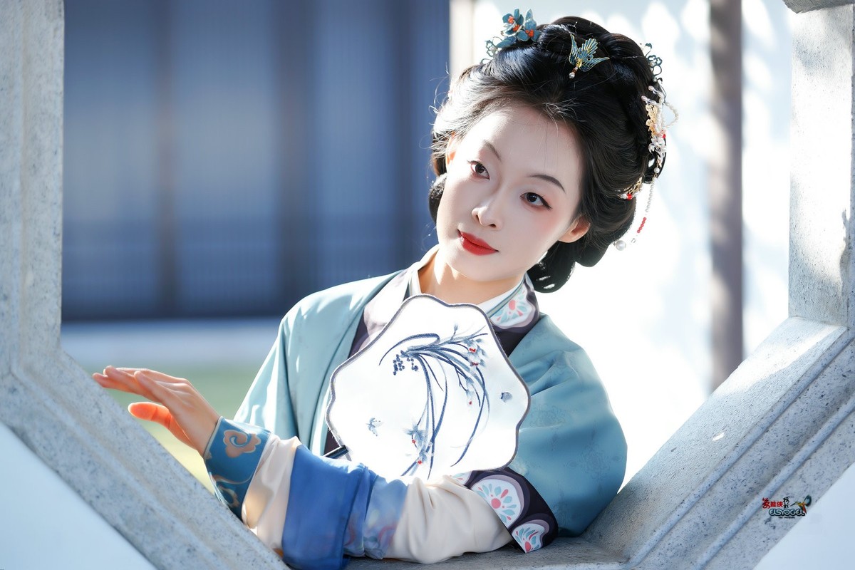 【美人探窗】---思琪