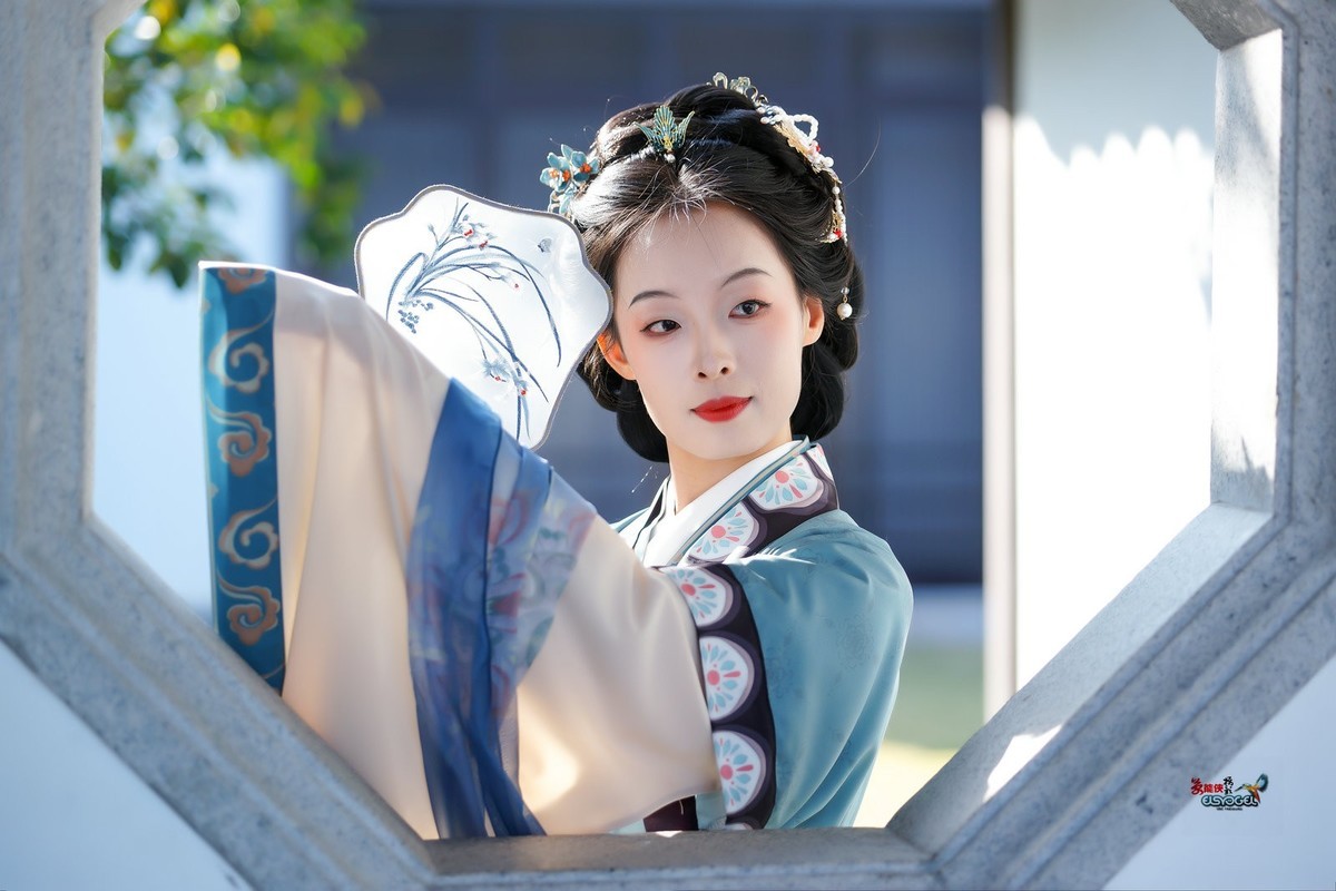 【美人探窗】---思琪