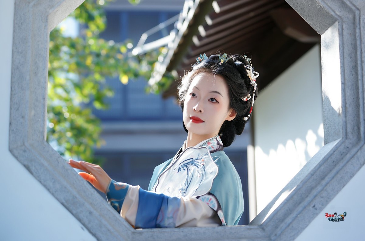 【美人探窗】---思琪