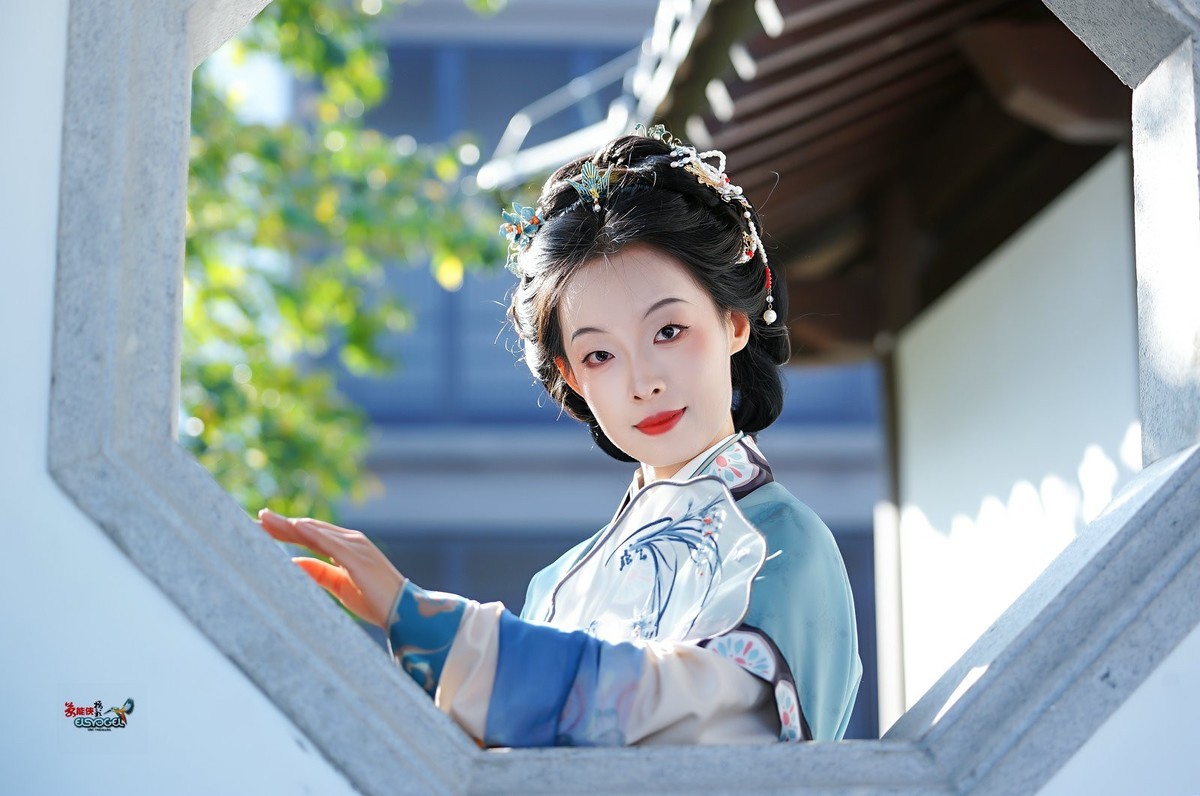 【美人探窗】---思琪