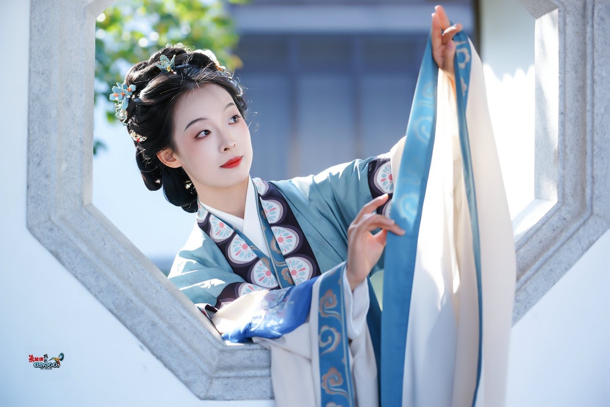 【美人探窗】---思琪