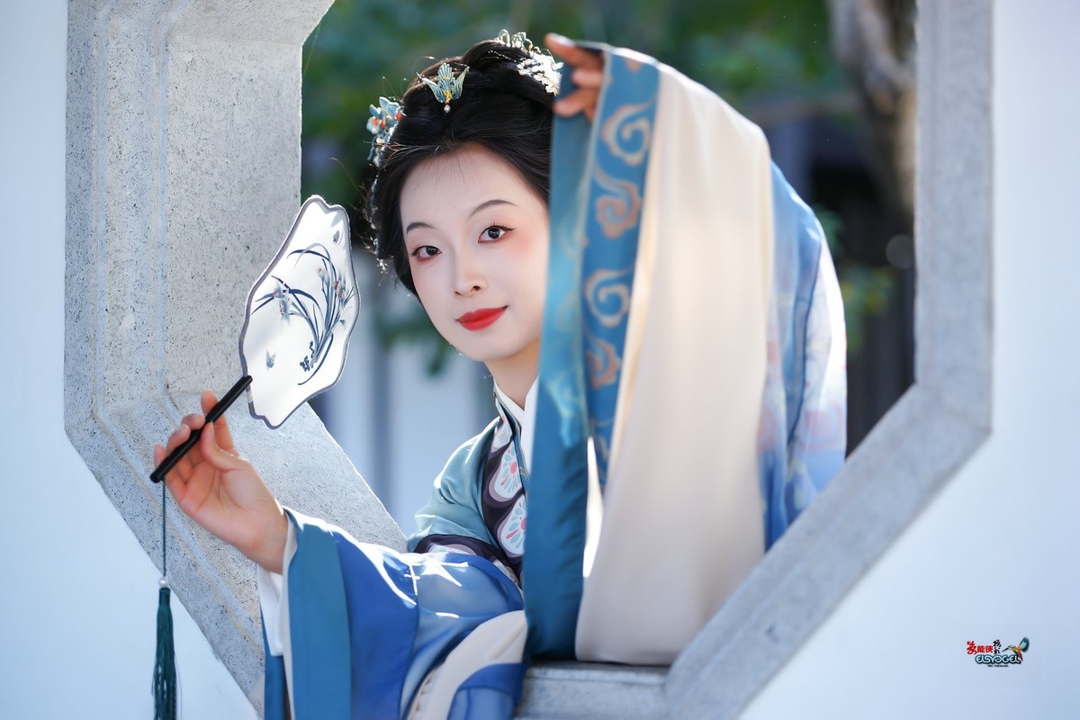 【美人探窗】---思琪
