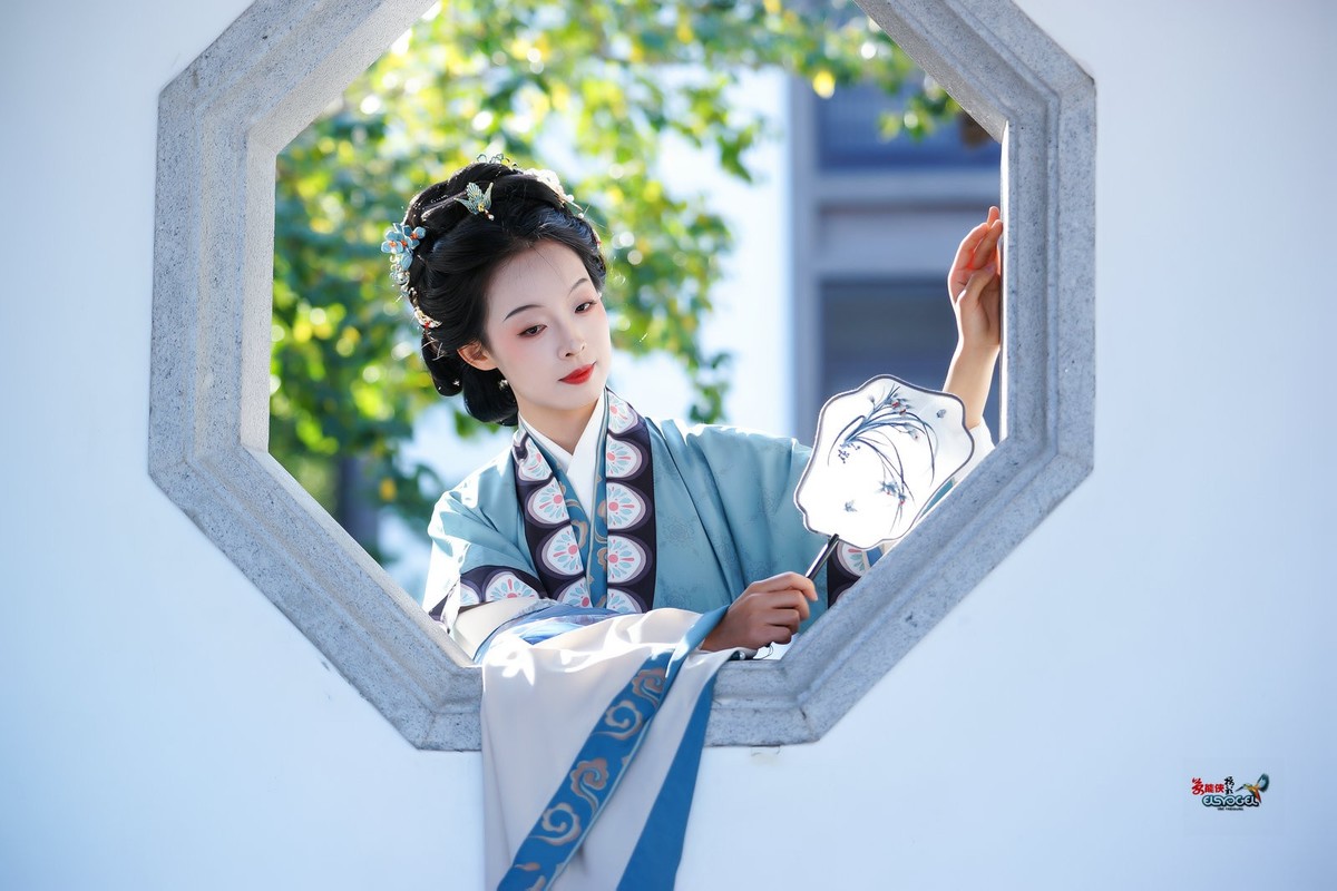 【美人探窗】---思琪