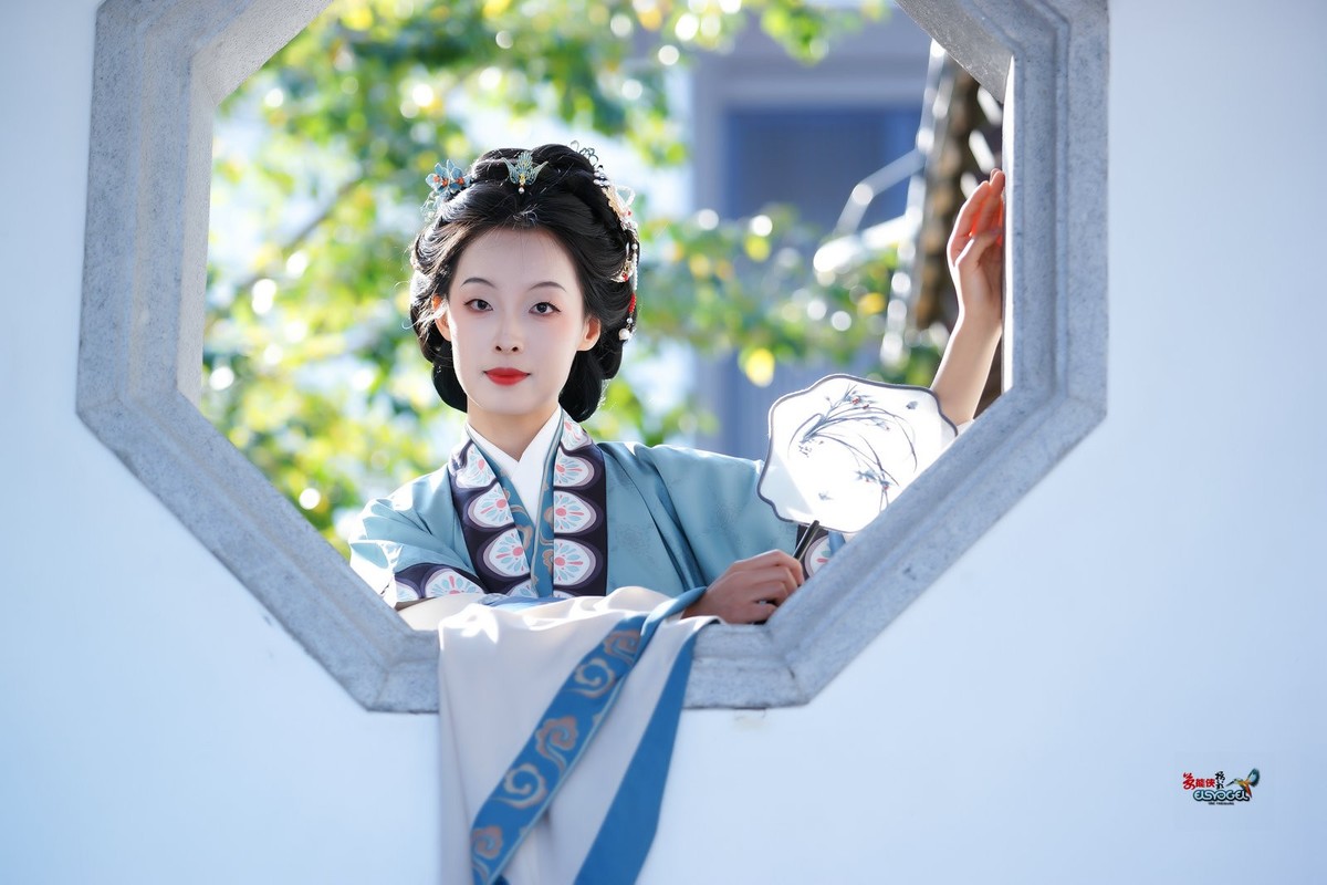 【美人探窗】---思琪