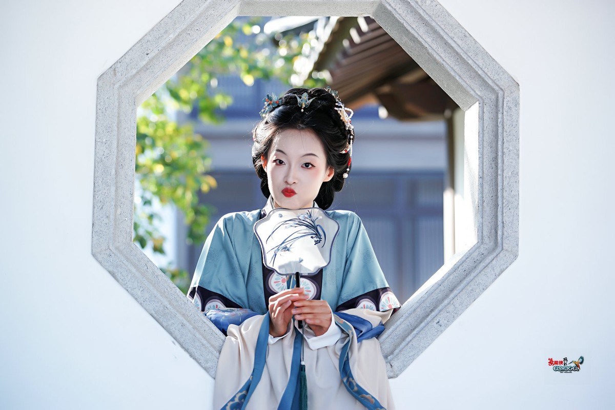 【美人探窗】---思琪