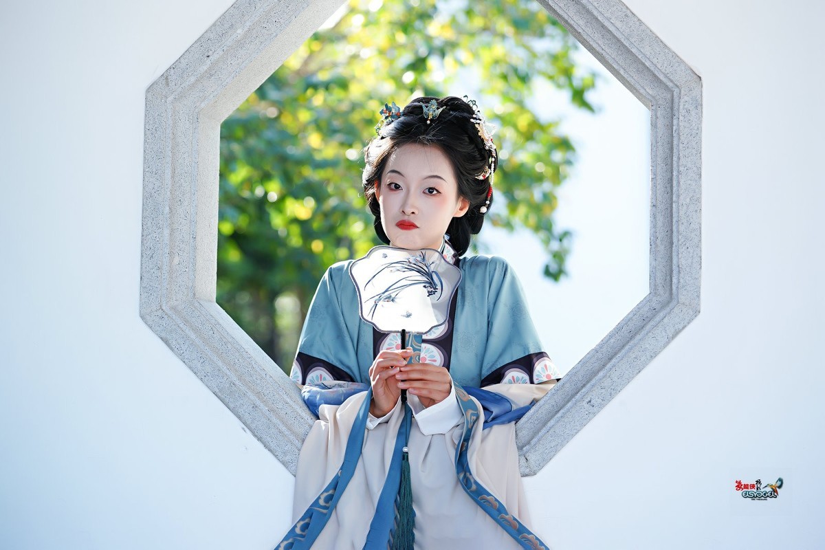 【美人探窗】---思琪