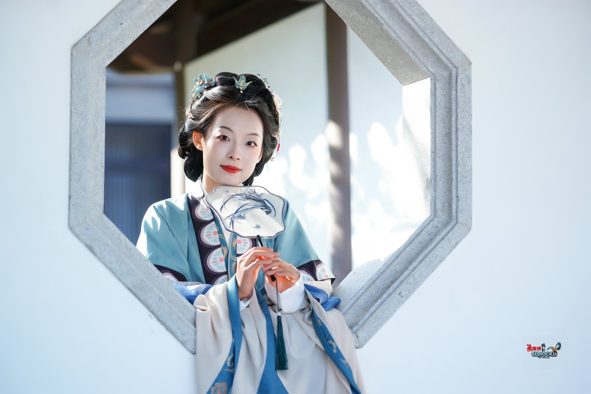 【美人探窗】---思琪