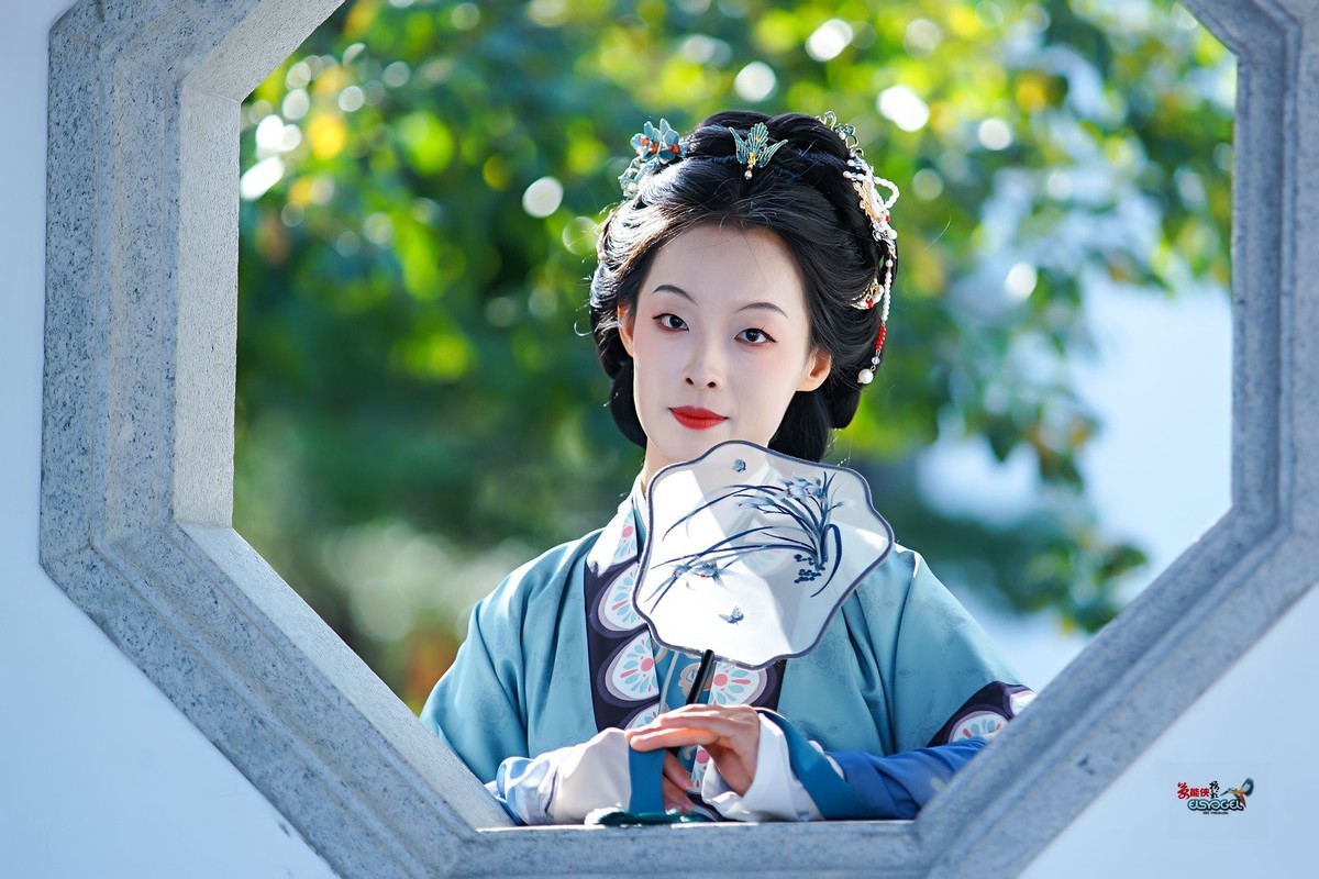 【美人探窗】---思琪