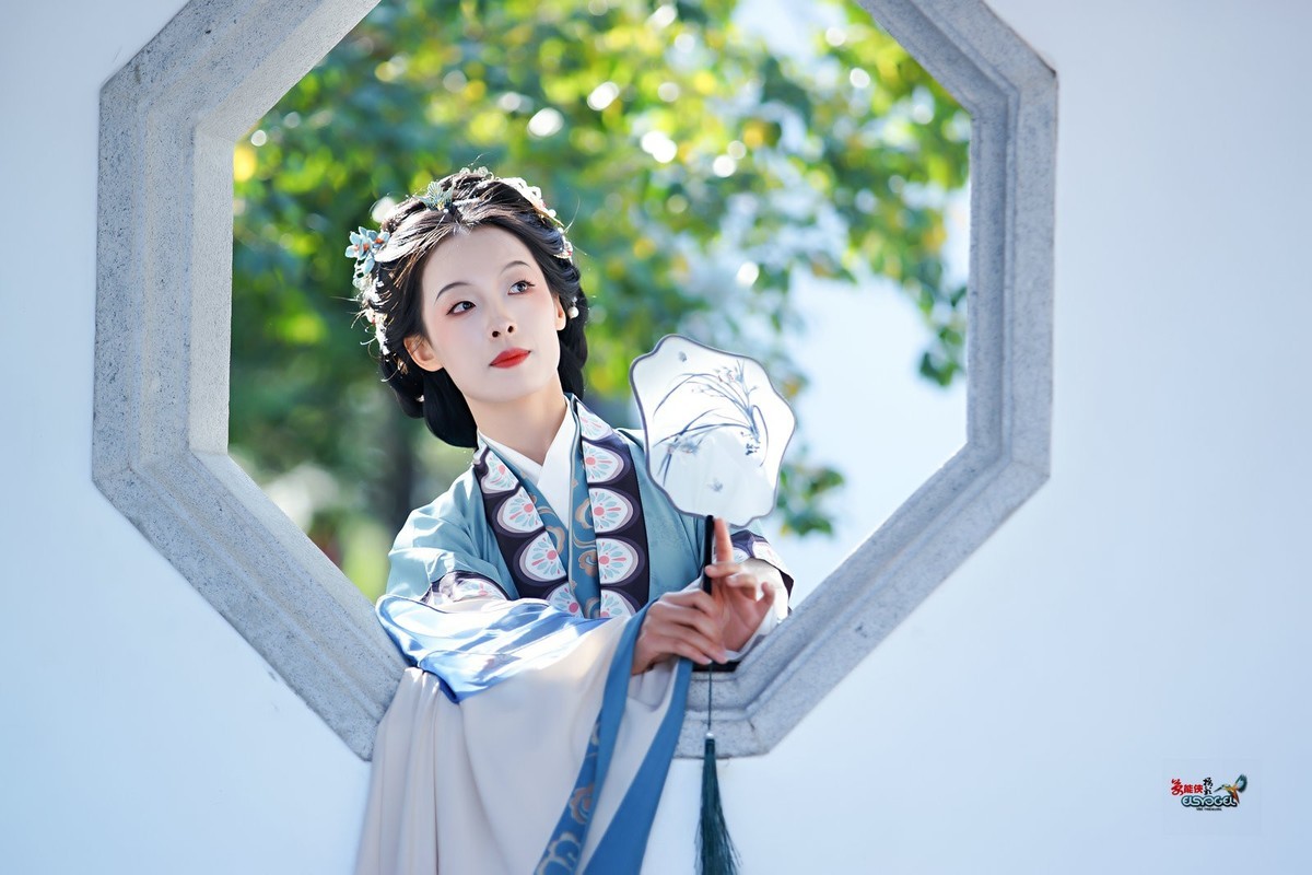 【美人探窗】---思琪