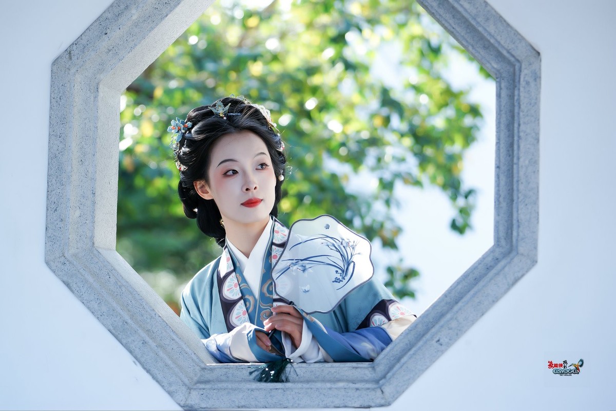 【美人探窗】---思琪