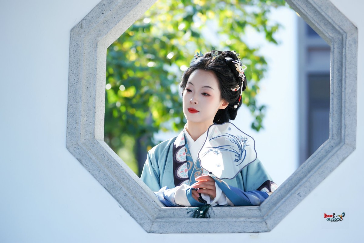 【美人探窗】---思琪