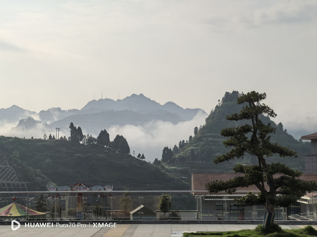 晨雾迷茫白云飘荡
