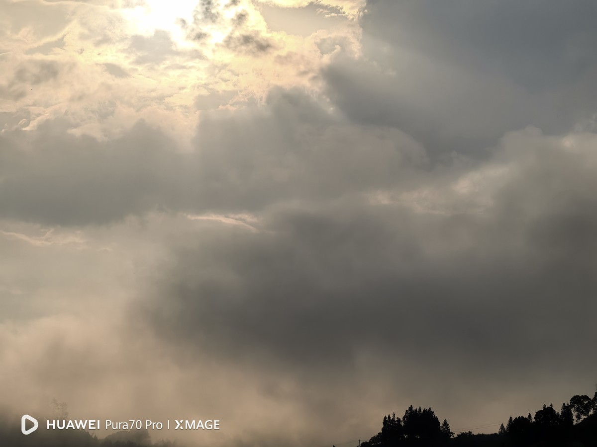 晨雾迷茫白云飘荡