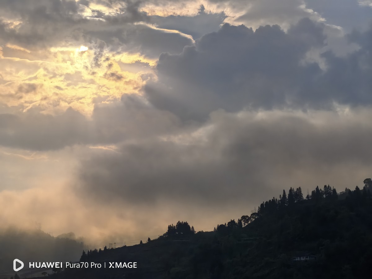 晨雾迷茫白云飘荡