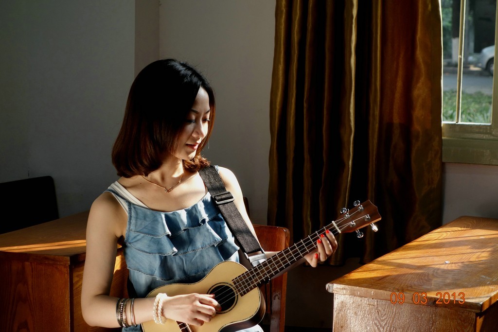 室内人像弹吉他的姑娘