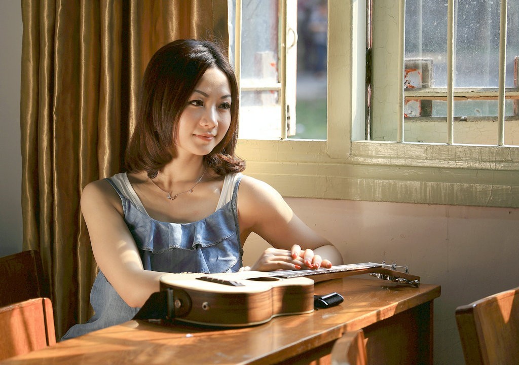 室内人像弹吉他的姑娘